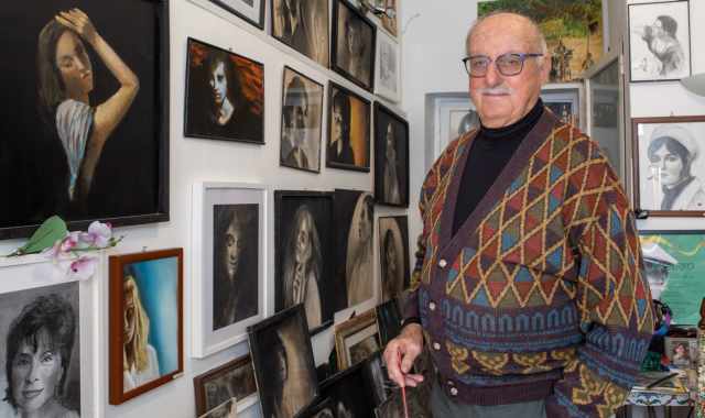 Bari, l'83enne Pasquale: da docente di matematica a pittore. Amo ritrarre i volti delle donne